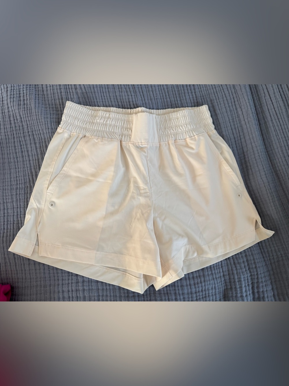 Old Navy StretchTech Ivory Quick-Dry Shorts Size Medium Like New